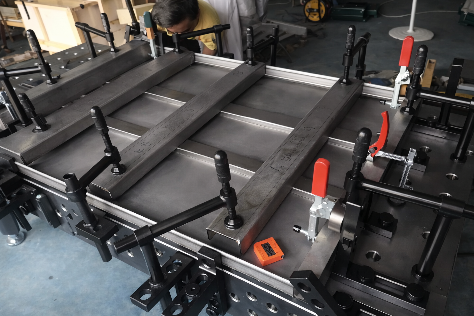 D28 quick-lock pins fixturing system for modular 3D welding tables